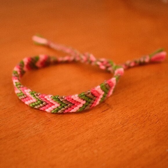 10/ $25 Pink Tulip Woven Bracelet - Picture 1 of 3
